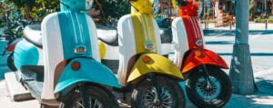 Blogs 8 afbeelding van drie brommers naast elkaar Rijbewijs Brommer AM