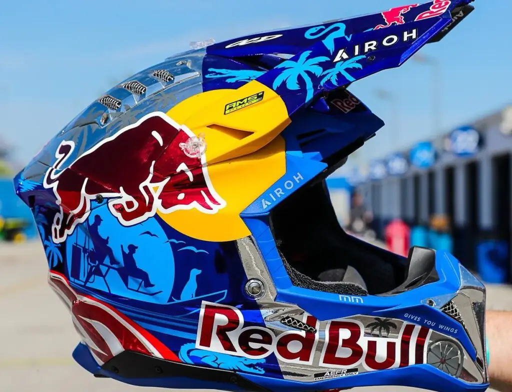 "Veiligheid Eerst: Een Diepgaande Blik op de Sluitingssystemen van Motorhelmen" 4 crosshelm airoh aviator red bull antwerpse rijschool