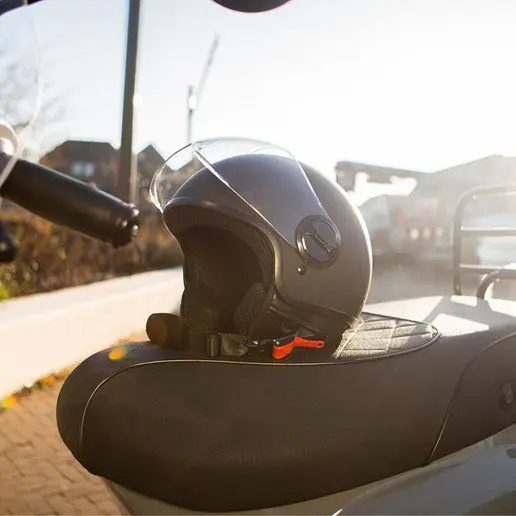 "Veiligheid Eerst: Een Diepgaande Blik op de Sluitingssystemen van Motorhelmen" 3 jethelm urban vespa antwerpse rijschool