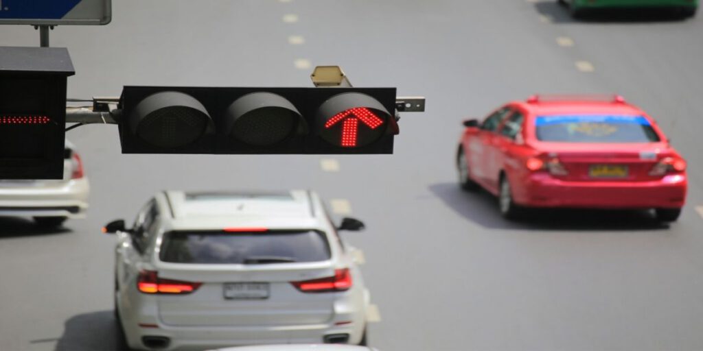 Boete Door Rood Rijden in België 7 auto die door rood licht rijdt | Antwerpse Rijschool