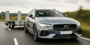 Blogs 7 Moderne auto die correct een grote aanhangwagen trekt op een Belgische weg, wat de vereiste vaardigheid voor een rijbewijs BE toont | AntwerpseRijschool